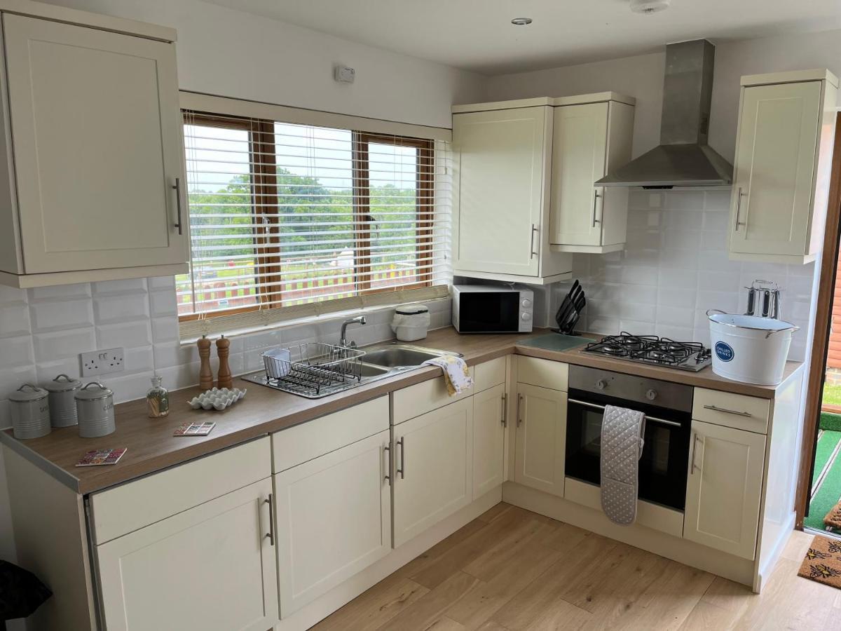Oak Valley Lodges & Camping Pett Exterior foto